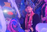 BERBUSANA ADAT: Bupati Sumenep, Achmad Fauzi Wongsojudo, menaiki kereta Musik Tong-Tong saat Festival Musik Tong-Tong se-Madura 2026 di Kabupaten Sumenep (Dok. Seputar Jatim)