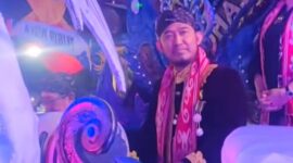 BERBUSANA ADAT: Bupati Sumenep, Achmad Fauzi Wongsojudo, menaiki kereta Musik Tong-Tong saat Festival Musik Tong-Tong se-Madura 2026 di Kabupaten Sumenep (Dok. Seputar Jatim)