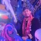 BERBUSANA ADAT: Bupati Sumenep, Achmad Fauzi Wongsojudo, menaiki kereta Musik Tong-Tong saat Festival Musik Tong-Tong se-Madura 2026 di Kabupaten Sumenep (Dok. Seputar Jatim)