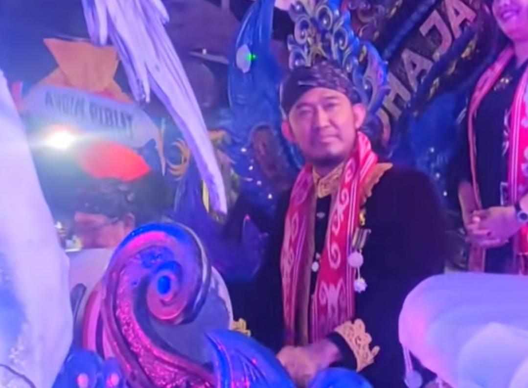 BERBUSANA ADAT: Bupati Sumenep, Achmad Fauzi Wongsojudo, menaiki kereta Musik Tong-Tong saat Festival Musik Tong-Tong se-Madura 2026 di Kabupaten Sumenep (Dok. Seputar Jatim)