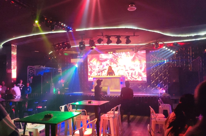 BERPESTA: Suasana Dj di Mr. Ball di Kabupaten Sumenep, pada Jumat (16/10) malam (Dok. Seputar Jatim)