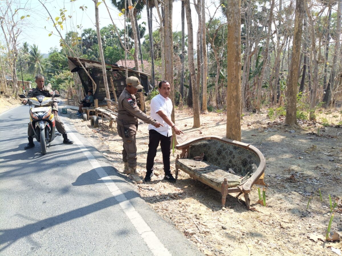 PINGGIR JALAN: Petugas kepolisian bersama Satpol PP menunjukkan lokasi penemuan bayi laki-laki di atas kursi rusak di pinggir jalan Dusun Drusah, Desa Prenduan, Kecamatan Pragaan, Kabupaten Sumenep (Dok. Seputar Jatim)