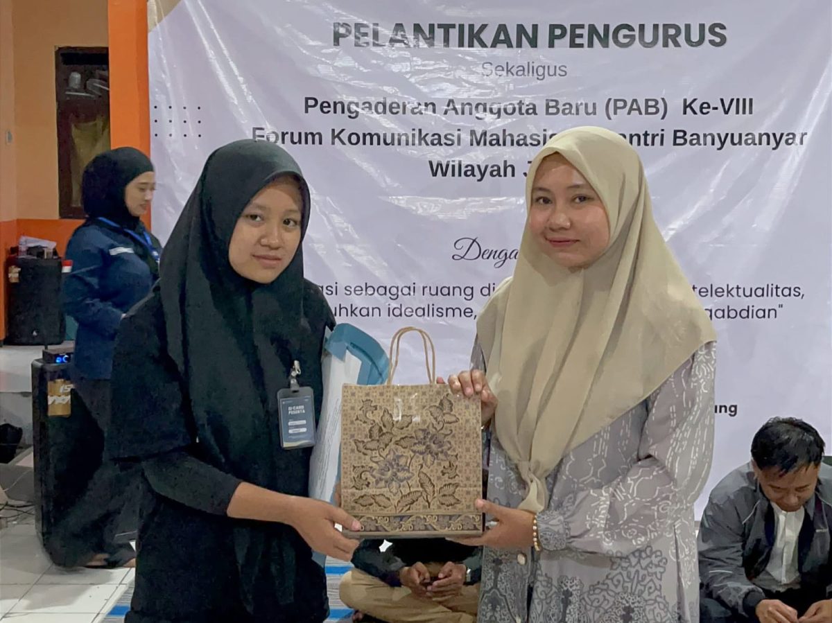 BERPRESTASI: Syahrini Firotul Irfah (kiri) saat menerima penghargaan sebagai Peserta Terbaik Putri dalam kegiatan PAB ke-VIII FKMSB Wilayah Jombang (Dok. Seputar Jatim)