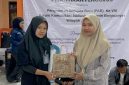 BERPRESTASI: Syahrini Firotul Irfah (kiri) saat menerima penghargaan sebagai Peserta Terbaik Putri dalam kegiatan PAB ke-VIII FKMSB Wilayah Jombang (Dok. Seputar Jatim)