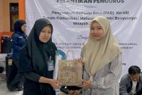 BERPRESTASI: Syahrini Firotul Irfah (kiri) saat menerima penghargaan sebagai Peserta Terbaik Putri dalam kegiatan PAB ke-VIII FKMSB Wilayah Jombang (Dok. Seputar Jatim)