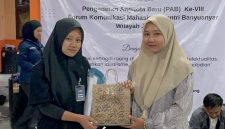 BERPRESTASI: Syahrini Firotul Irfah (kiri) saat menerima penghargaan sebagai Peserta Terbaik Putri dalam kegiatan PAB ke-VIII FKMSB Wilayah Jombang (Dok. Seputar Jatim)