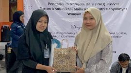 BERPRESTASI: Syahrini Firotul Irfah (kiri) saat menerima penghargaan sebagai Peserta Terbaik Putri dalam kegiatan PAB ke-VIII FKMSB Wilayah Jombang (Dok. Seputar Jatim)