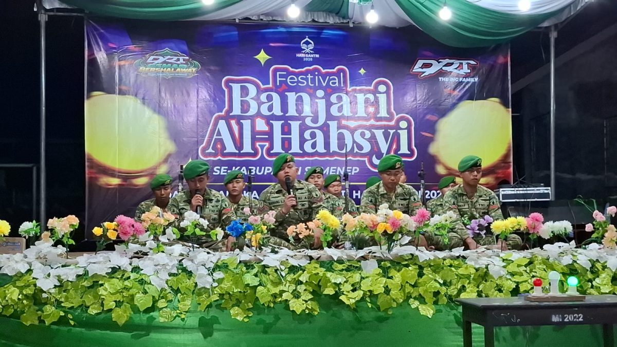 BERSHALAWAT: Penampilan salah satu grup banjari pada Festival Banjari Al-Habsyi Piala DRT The Big Family (Dok. Seputar Jatim)