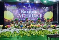 BERSHALAWAT: Penampilan salah satu grup banjari pada Festival Banjari Al-Habsyi Piala DRT The Big Family (Dok. Seputar Jatim)
