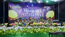 BERSHALAWAT: Penampilan salah satu grup banjari pada Festival Banjari Al-Habsyi Piala DRT The Big Family (Dok. Seputar Jatim)