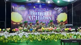 BERSHALAWAT: Penampilan salah satu grup banjari pada Festival Banjari Al-Habsyi Piala DRT The Big Family (Dok. Seputar Jatim)