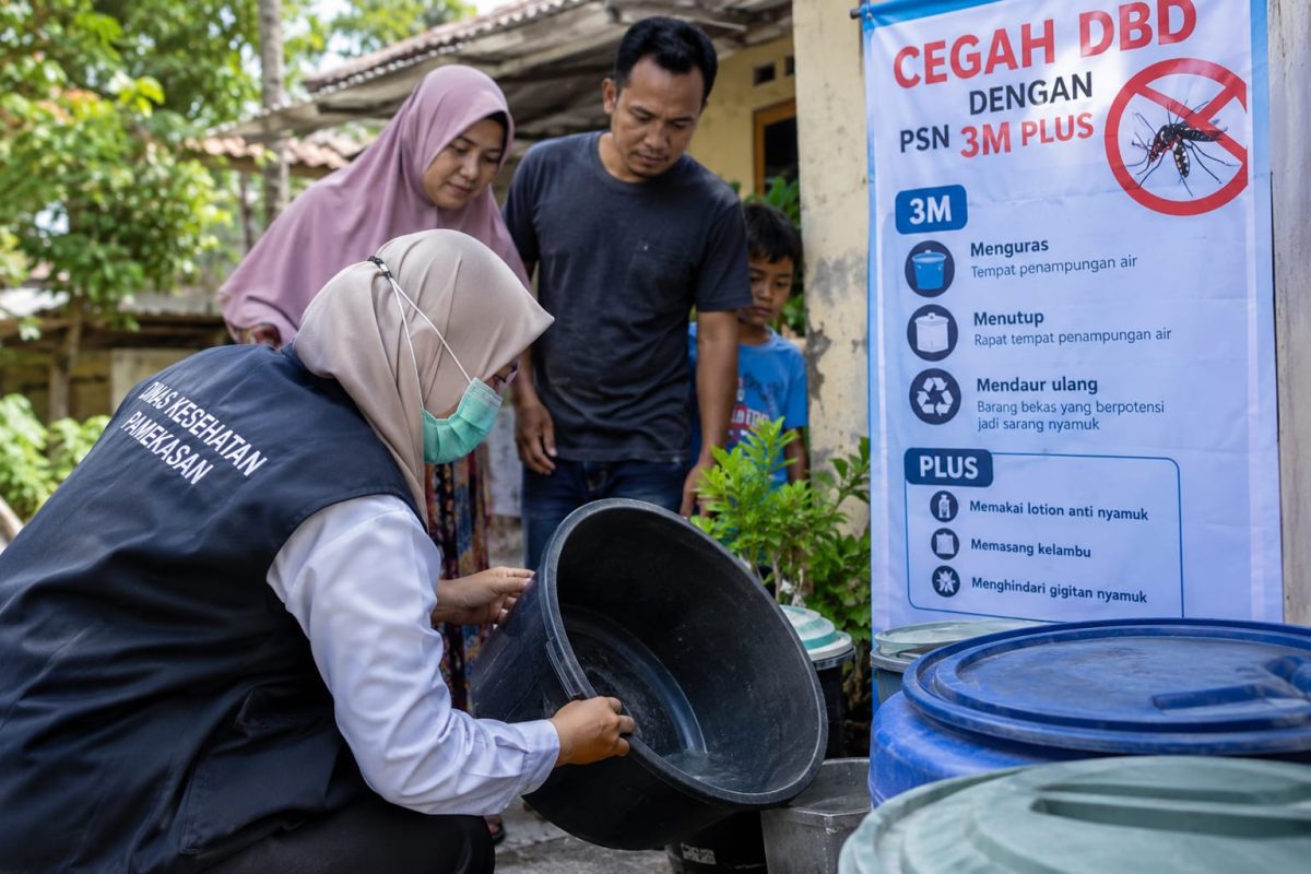 ILUSTRASI : Petugas kesehatan bersama masyarakat melakukan upaya pencegahan DBD melalui Pemberantasan Sarang Nyamuk (PSN) 3M Plus (Dok. Seputar Jatim)