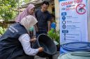 ILUSTRASI : Petugas kesehatan bersama masyarakat melakukan upaya pencegahan DBD melalui Pemberantasan Sarang Nyamuk (PSN) 3M Plus (Dok. Seputar Jatim)