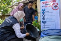 ILUSTRASI : Petugas kesehatan bersama masyarakat melakukan upaya pencegahan DBD melalui Pemberantasan Sarang Nyamuk (PSN) 3M Plus (Dok. Seputar Jatim)