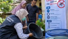 ILUSTRASI : Petugas kesehatan bersama masyarakat melakukan upaya pencegahan DBD melalui Pemberantasan Sarang Nyamuk (PSN) 3M Plus (Dok. Seputar Jatim)