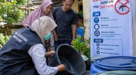 ILUSTRASI : Petugas kesehatan bersama masyarakat melakukan upaya pencegahan DBD melalui Pemberantasan Sarang Nyamuk (PSN) 3M Plus (Dok. Seputar Jatim)
