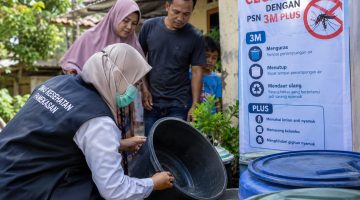 ILUSTRASI : Petugas kesehatan bersama masyarakat melakukan upaya pencegahan DBD melalui Pemberantasan Sarang Nyamuk (PSN) 3M Plus (Dok. Seputar Jatim)