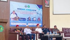 KHIDMAT: Suasana pembukaan Seminar Jurnalistik yang digelar IWO Kabupaten Sumenep bertema “Relevansi Etika Jurnalistik di Tengah Gempuran AI” di Graha Kemahasiswaan UPI Sumenep (Mufti Che - Seputar Jatim)