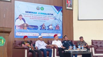 KHIDMAT: Suasana pembukaan Seminar Jurnalistik yang digelar IWO Kabupaten Sumenep bertema “Relevansi Etika Jurnalistik di Tengah Gempuran AI” di Graha Kemahasiswaan UPI Sumenep (Mufti Che - Seputar Jatim)