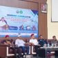 KHIDMAT: Suasana pembukaan Seminar Jurnalistik yang digelar IWO Kabupaten Sumenep bertema “Relevansi Etika Jurnalistik di Tengah Gempuran AI” di Graha Kemahasiswaan UPI Sumenep (Mufti Che - Seputar Jatim)