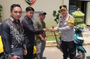 BAHAGIA: Kapolresta Sumenep, Kombes Pol Ariek Indra Sentanu, bersama jajaran saat kegiatan penyerahan pinjam pakai barang bukti kendaraan kepada korban sekaligus pemiliknya di Mako Polresta Setempat (Dok. Seputar Jatim)
