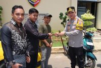 BAHAGIA: Kapolresta Sumenep, Kombes Pol Ariek Indra Sentanu, bersama jajaran saat kegiatan penyerahan pinjam pakai barang bukti kendaraan kepada korban sekaligus pemiliknya di Mako Polresta Setempat (Dok. Seputar Jatim)