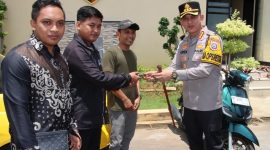 BAHAGIA: Kapolresta Sumenep, Kombes Pol Ariek Indra Sentanu, bersama jajaran saat kegiatan penyerahan pinjam pakai barang bukti kendaraan kepada korban sekaligus pemiliknya di Mako Polresta Setempat (Dok. Seputar Jatim)