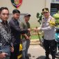 BAHAGIA: Kapolresta Sumenep, Kombes Pol Ariek Indra Sentanu, bersama jajaran saat kegiatan penyerahan pinjam pakai barang bukti kendaraan kepada korban sekaligus pemiliknya di Mako Polresta Setempat (Dok. Seputar Jatim)