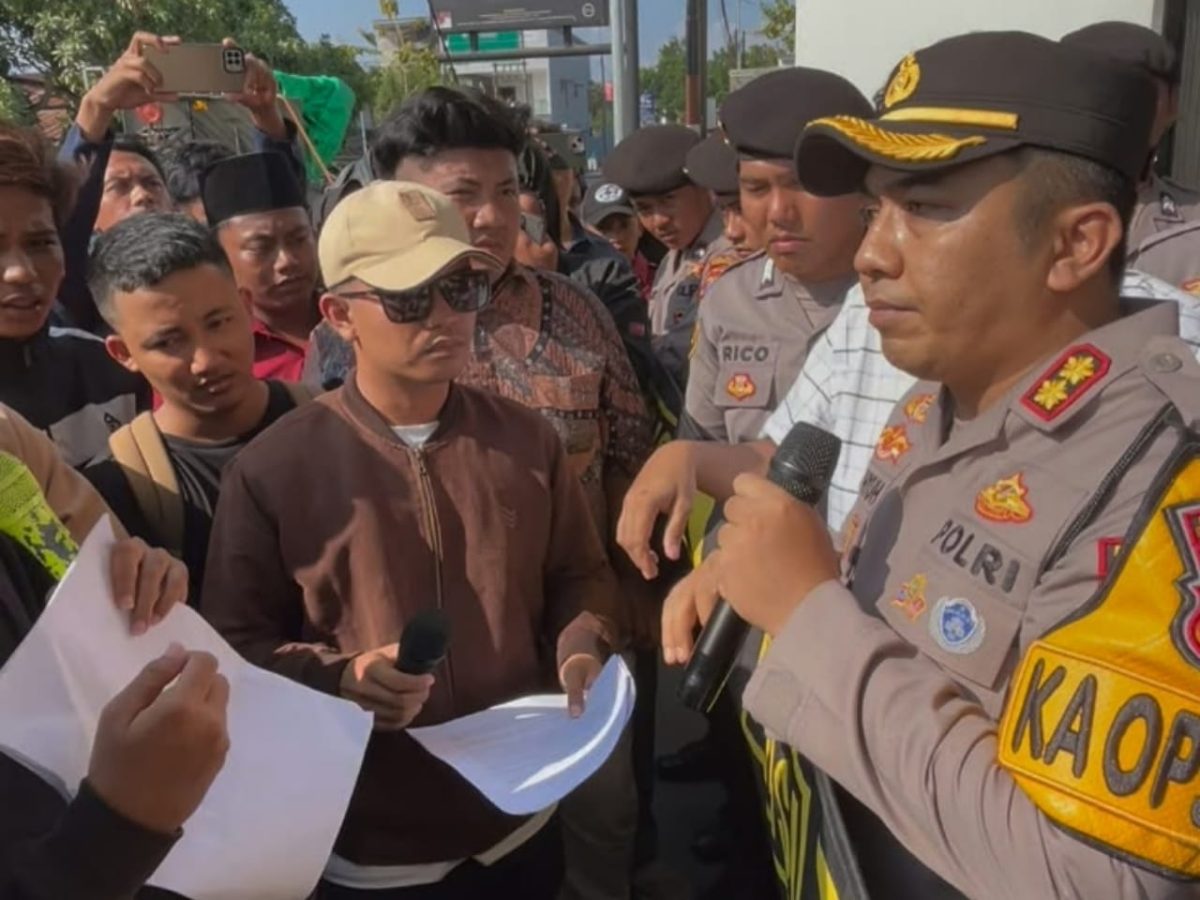 DEMONSTRASI: Kapolres Pamekasan, AKBP Wahyu Hidayat, saat menanggapi tuntutan Dear Jatim dalam kasus pengancaman dan pengrusakan tempat usaha di Desa Plakpak (Dok. Seputar Jatim)