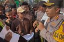 DEMONSTRASI: Kapolres Pamekasan, AKBP Wahyu Hidayat, saat menanggapi tuntutan Dear Jatim dalam kasus pengancaman dan pengrusakan tempat usaha di Desa Plakpak (Dok. Seputar Jatim)