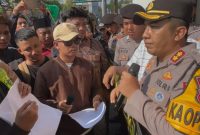 DEMONSTRASI: Kapolres Pamekasan, AKBP Wahyu Hidayat, saat menanggapi tuntutan Dear Jatim dalam kasus pengancaman dan pengrusakan tempat usaha di Desa Plakpak (Dok. Seputar Jatim)