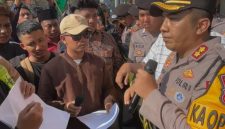 DEMONSTRASI: Kapolres Pamekasan, AKBP Wahyu Hidayat, saat menanggapi tuntutan Dear Jatim dalam kasus pengancaman dan pengrusakan tempat usaha di Desa Plakpak (Dok. Seputar Jatim)