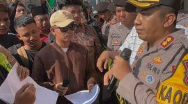 DEMONSTRASI: Kapolres Pamekasan, AKBP Wahyu Hidayat, saat menanggapi tuntutan Dear Jatim dalam kasus pengancaman dan pengrusakan tempat usaha di Desa Plakpak (Dok. Seputar Jatim)
