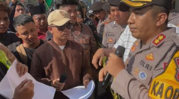 DEMONSTRASI: Kapolres Pamekasan, AKBP Wahyu Hidayat, saat menanggapi tuntutan Dear Jatim dalam kasus pengancaman dan pengrusakan tempat usaha di Desa Plakpak (Dok. Seputar Jatim)