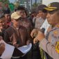 DEMONSTRASI: Kapolres Pamekasan, AKBP Wahyu Hidayat, saat menanggapi tuntutan Dear Jatim dalam kasus pengancaman dan pengrusakan tempat usaha di Desa Plakpak (Dok. Seputar Jatim)