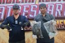BARANG BUKTI : Polisi saat menunjukkan 3,50 Gram sabu atas mengamankan Perawat Puskesmas Dasuk bersama rekannya (Dok. Seputar Jatim)