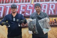 BARANG BUKTI : Polisi saat menunjukkan 3,50 Gram sabu atas mengamankan Perawat Puskesmas Dasuk bersama rekannya (Dok. Seputar Jatim)