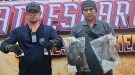 BARANG BUKTI : Polisi saat menunjukkan 3,50 Gram sabu atas mengamankan Perawat Puskesmas Dasuk bersama rekannya (Dok. Seputar Jatim)
