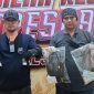 BARANG BUKTI : Polisi saat menunjukkan 3,50 Gram sabu atas mengamankan Perawat Puskesmas Dasuk bersama rekannya (Dok. Seputar Jatim)