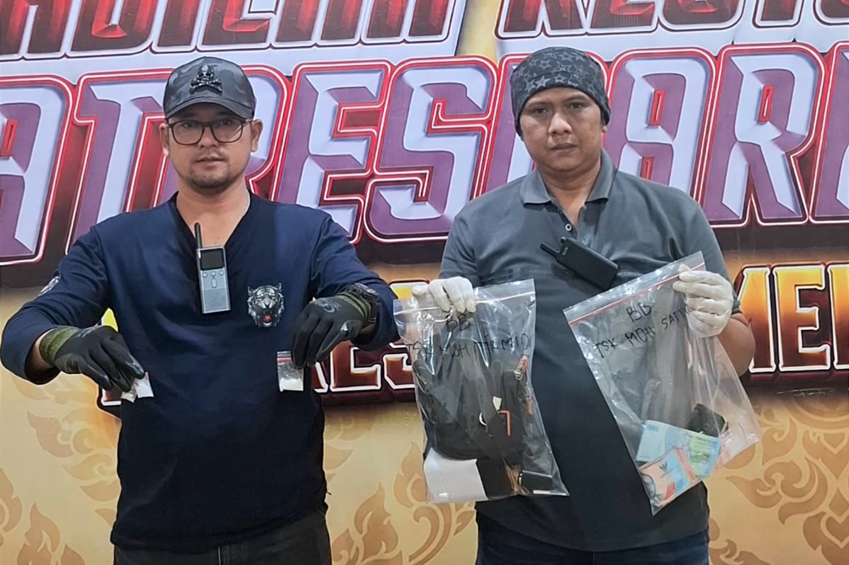 BARANG BUKTI : Polisi saat menunjukkan 3,50 Gram sabu atas mengamankan Perawat Puskesmas Dasuk bersama rekannya (Dok. Seputar Jatim)
