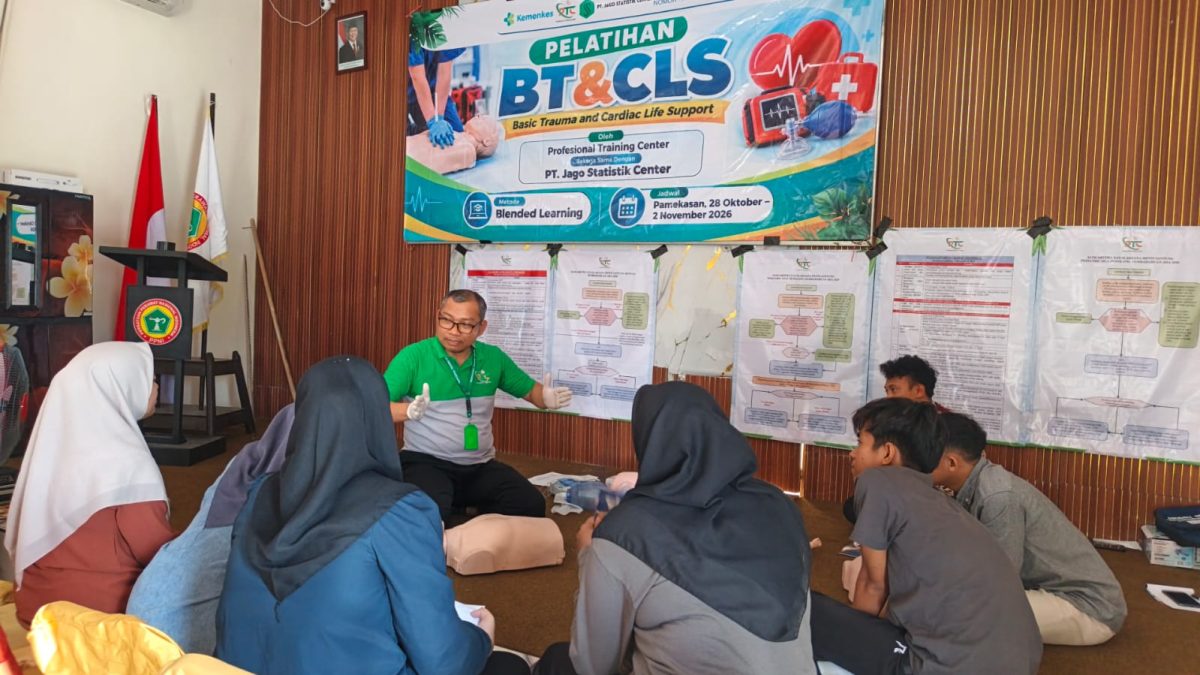 FOKUS: Tim Trainer Professional Training Center (PTC) memberikan penjelasan materi pelatihan Basic Trauma Cardiac Life Support (BTCLS) kepada para peserta di Kabupaten Pamekasan (Mufti Che - Seputar Jatim)
