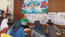 FOKUS: Tim Trainer Professional Training Center (PTC) memberikan penjelasan materi pelatihan Basic Trauma Cardiac Life Support (BTCLS) kepada para peserta di Kabupaten Pamekasan (Mufti Che - Seputar Jatim)
