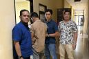 DIAMANKAN: Tersangka MFH saat diamankan polisi atas dugaan persetubuhan gadis di bawah umur (Dok. Seputar Jatim)