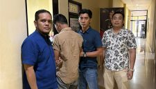 DIAMANKAN: Tersangka MFH saat diamankan polisi atas dugaan persetubuhan gadis di bawah umur (Dok. Seputar Jatim)