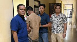 DIAMANKAN: Tersangka MFH saat diamankan polisi atas dugaan persetubuhan gadis di bawah umur (Dok. Seputar Jatim)