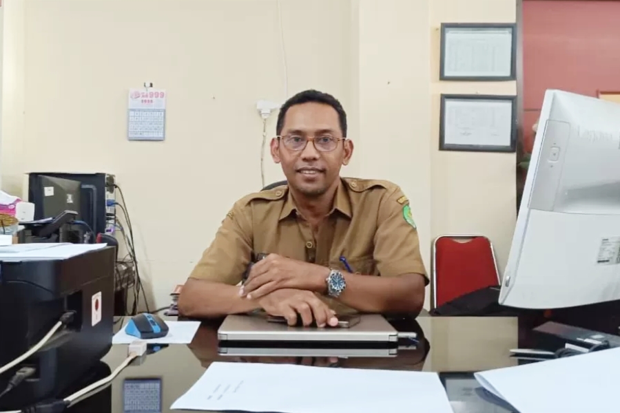 TERSENYUM: Sekretaris Disperkimhub Sumenep, Agus Adi Hidayat (Foto Istimewa)