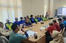 FOKUS: Sejumlah jukir di Sumenep saat diberikan arahan oleh Kadisperkimhub Sumenep, Dadang Dedy Iskandar (Foto Istimewa)