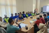 FOKUS: Sejumlah jukir di Sumenep saat diberikan arahan oleh Kadisperkimhub Sumenep, Dadang Dedy Iskandar (Foto Istimewa)