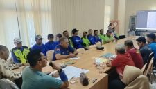 FOKUS: Sejumlah jukir di Sumenep saat diberikan arahan oleh Kadisperkimhub Sumenep, Dadang Dedy Iskandar (Foto Istimewa)
