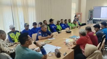 FOKUS: Sejumlah jukir di Sumenep saat diberikan arahan oleh Kadisperkimhub Sumenep, Dadang Dedy Iskandar (Foto Istimewa)